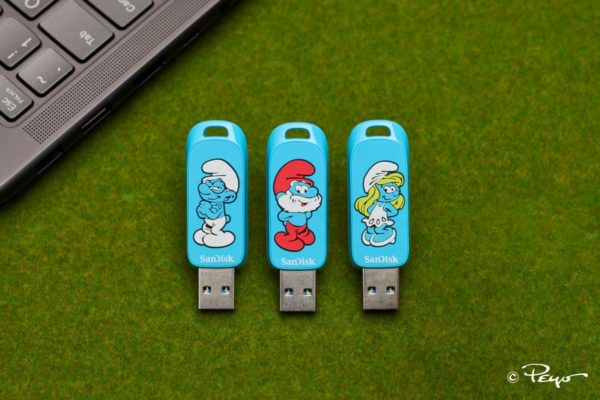 Limitované edice USB flash disků Sandisk s motivy Šmoulů a s ikonickou postavou antropomorfního banánu Peely z videohry Fortnite