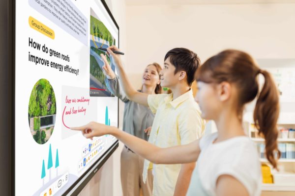 ViewSonic uvádí na trh 4K interaktivní displeje ViewBoard řady IFP51 s certifikací EDLA pro efektivnější výuku ve třídách